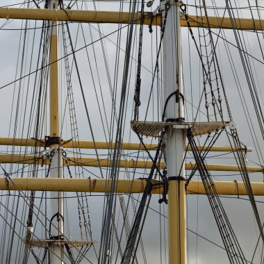 Glasgow, İskoçya 'daki Riverside Müzesi. Karanlık gökyüzü ve fırtına bulutları. Geminin direkleri yakın plan