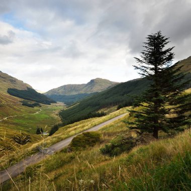 Bulutlu bir günde vadilerin, ormanların ve Lomond Gölü 'nün ve Trossachs Ulusal Parkı' nın manzarası. Inner Hebrides, İskoçya, İngiltere