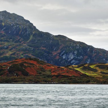 Bulutlu bir günde, iç Hebrides adalarındaki kayalıkların, dağların ve vadilerin panoramik manzarası. İskoçya, İngiltere