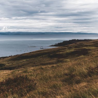 Jura adasının kıyıları, dağları ve vadilerinin panoramik hava manzarası. Yatlar demirlemeye sabitlendi. Jura Paps yakınlarında, Inner Hebrides, İskoçya, İngiltere. Seyahat yerleri, turizm, yelkencilik