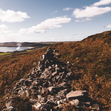 Islay Adası 'nın kayalık kıyıları ve vadilerin panoramik manzarası. Inner Hebrides, İskoçya, İngiltere. Idyllic manzara. Seyahat yerleri, ulusal dönüm noktası, eğlence, çevresel koruma