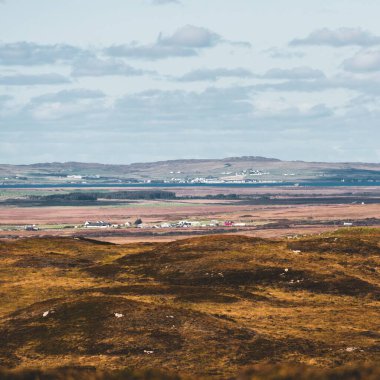 Islay Adası 'nın kayalık kıyıları ve vadilerin panoramik manzarası. Inner Hebrides, İskoçya, İngiltere. Idyllic manzara. Seyahat yerleri, ulusal dönüm noktası, eğlence, çevresel koruma