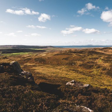 Islay Adası 'nın kayalık kıyıları ve vadilerin panoramik manzarası. Inner Hebrides, İskoçya, İngiltere. Idyllic manzara. Seyahat yerleri, ulusal dönüm noktası, eğlence, çevresel koruma