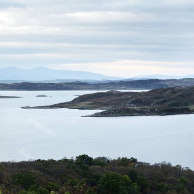 Gün doğumunda Jura ve Muharebe adalarının havadan görünüşü. Orman ve tepelerin üzerinde saf sabah güneşi. Craignish Gölü, Crinan Kanalı, İskoçya, İngiltere