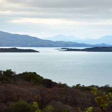 Gün doğumunda Jura ve Muharebe adalarının havadan görünüşü. Orman ve tepelerin üzerinde saf sabah güneşi. Craignish Gölü, Crinan Kanalı, İskoçya, İngiltere