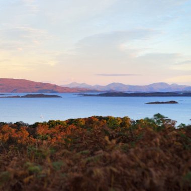 Gün doğumunda Jura ve Muharebe adalarının havadan görünüşü. Orman ve tepelerin üzerinde saf sabah güneşi. Craignish Gölü, Crinan Kanalı, İskoçya, İngiltere