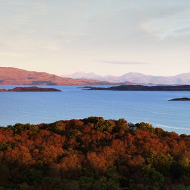 Gün doğumunda Jura ve Muharebe adalarının havadan görünüşü. Orman ve tepelerin üzerinde saf sabah güneşi. Craignish Gölü, Crinan Kanalı, İskoçya, İngiltere