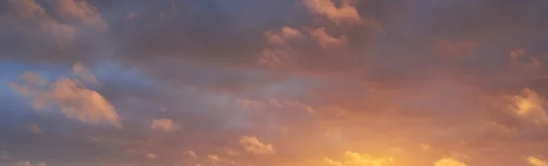 Cielo Azul Claro Con Brillantes Nubes Rosadas Después Tormenta Dramático —  Fotos de Stock