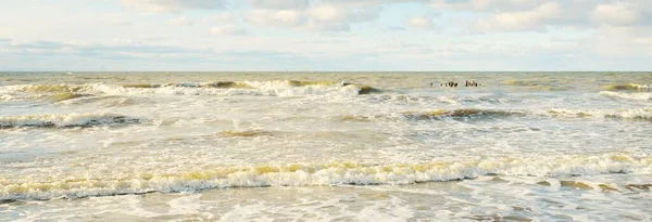 从沙岸 俯瞰波罗的海全景 晴朗的天空闪烁着灿烂的云彩 波浪和水花 Idyllic海景 温暖的冬季天气 气候变化 — 图库照片
