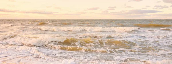 日落时分 波罗的海海岸 柔和的阳光 清澈的天空 闪烁着灿烂的云彩 波浪和水花 Idyllic海景 Liepaja Latvia Europe — 图库照片