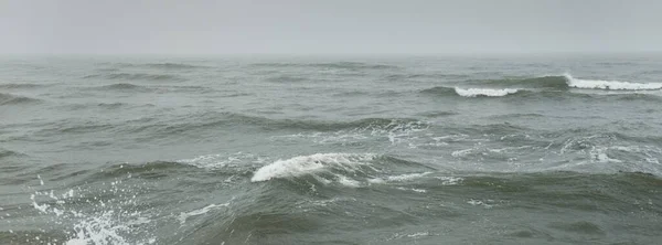 波罗的海在雾中 飞溅的水 风暴天然纹理 风景如画的全景一色风景 恶劣天气 — 图库照片