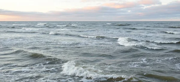 Panoramatický Výhled Pobřeží Baltského Moře Při Západu Slunce Dramatická Oblačnost — Stock fotografie