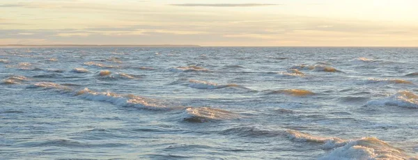 日落时分 波罗的海 戏剧化的天空 蓝色和粉色的发光云彩 金色的阳光 浪花飞溅的水风景如画 全景视图 — 图库照片