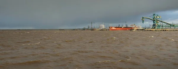 Großes Schiff Das Einem Frachthafen Vor Anker Liegt Kornladerkran Ostsee — Stockfoto