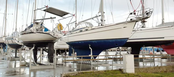 Voiliers Debout Sur Terre Dans Yacht Club Service Réparation Transport — Photo