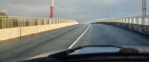 Дорожный Мост Шоссе Грузовой Порт Заднем Плане Драматическое Небо Вид — стоковое фото