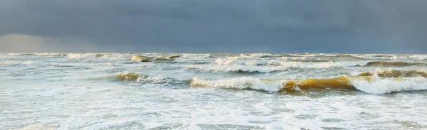 Brzeg Morza Bałtyckiego Wydmy Plaża Burzy Dramatyczne Niebo Świecące Chmury — Zdjęcie stockowe