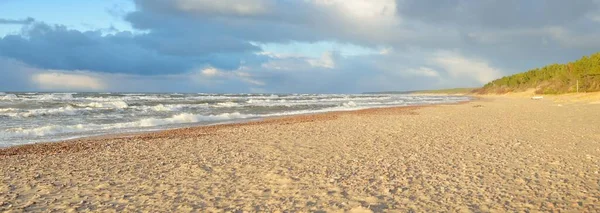 日落时分 波罗的海海岸 戏剧化的天空飘扬着云彩 柔和的阳光自然 生态旅游 — 图库照片