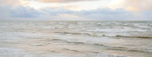 Oostzee Storm Dramatische Hemel Gloeiende Wolken Zacht Zonlicht Golven Spetterend — Stockfoto