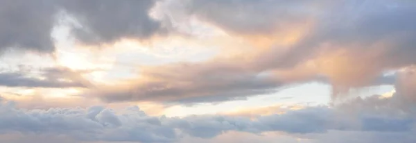 Clear Blue Sky Glowing Pink Clouds Storm Dramatic Sunset Cloudscape — Stock Photo, Image