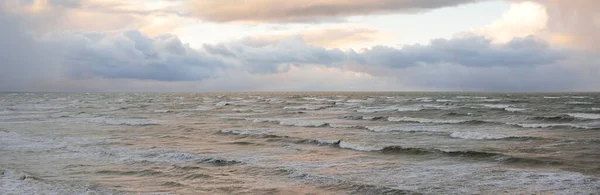 Балтійське Море Після Шторму Драматичне Небо Сяючі Хмари Яке Сонячне — стокове фото