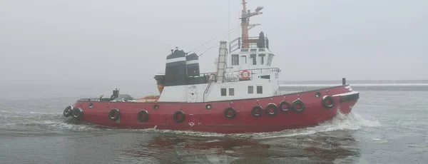 Σκάφος Ρυμουλκών Πυκνή Ομίχλη Βαλτική Θάλασσα Χειμερινή Θαλασσογραφία Μεταφορές Εμπορευμάτων — Φωτογραφία Αρχείου