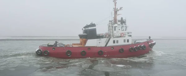 Bogserbåt Tjock Dimma Östersjön Vinterkustlandskap Godsbefordran Nautiska Fartyg Logistik Industri — Stockfoto