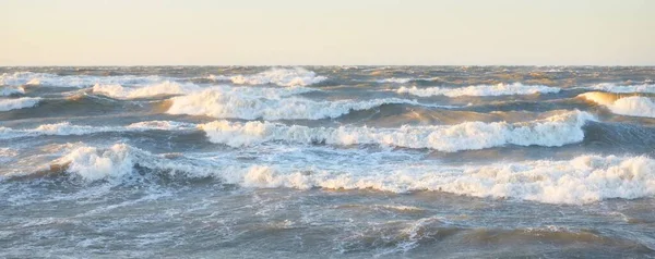 日落时分 波罗的海海岸 柔和的金色阳光 明亮的天空 Idyllic海景 旅游目的地 生态旅游 气候变化 风景如画的全景 — 图库照片