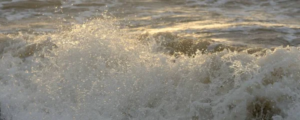 폭풍이 지나간 발트해 연안입니다 부드러운 부서지는 물보라 피콜로 파노라마 조경을 — 스톡 사진