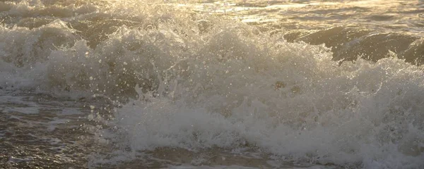 风暴过后的波罗的海海岸 柔和的阳光 水面纹理 风景如画的全景 Idyllic海景 生态主题 — 图库照片