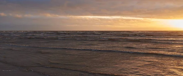 Балтийское Море После Шторма Закате Драматическое Небо Светящиеся Облака Хитрый — стоковое фото