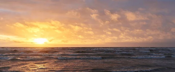 日落时分 波罗的海在风暴之后 戏剧化的天空 闪耀的云彩 狡猾的金色阳光 飞溅的水 风景如画的全景 — 图库照片