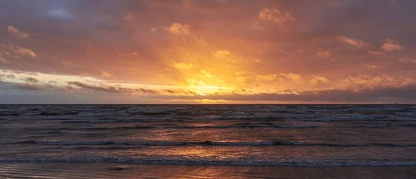 Oostzee Storm Bij Zonsondergang Dramatische Hemel Gloeiende Wolken Dofty Gouden — Stockfoto