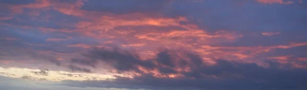 Klarer Blauer Himmel Mit Leuchtend Rosa Und Goldenen Wolken Nach — Stockfoto