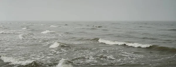 Mar Báltico Una Niebla Olas Salpicaduras Agua Tormenta Texturas Naturales —  Fotos de Stock