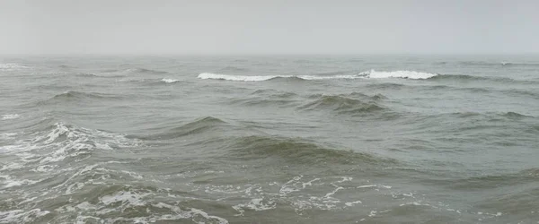 波罗的海在雾中 飞溅的水 风暴天然纹理 风景如画的全景一色风景 恶劣天气 — 图库照片