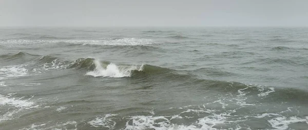 波罗的海在雾中 飞溅的水 风暴天然纹理 风景如画的全景一色风景 恶劣天气 — 图库照片