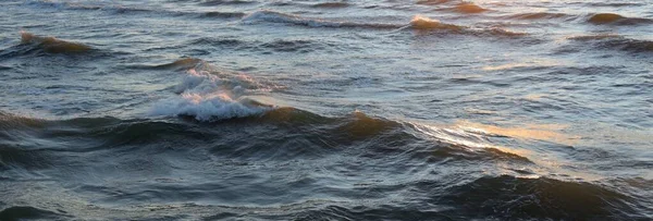 Havsvattnets Ytstruktur Vågor Och Kulor Storm Mjukt Solljus Panoramabild Grafiska — Stockfoto