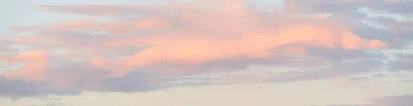 Cielo Azul Claro Con Brillantes Nubes Rosas Doradas Después Tormenta — Foto de Stock