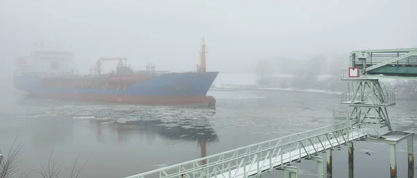 Fryst Flod Stort Lastfartyg Svängbro Snö Tjocka Dimma Begreppet Vinter — Stockfoto