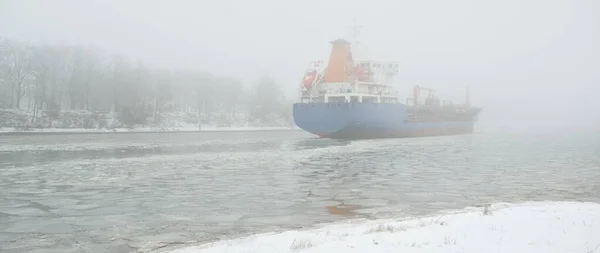 Donmuş Nehir Büyük Bir Kargo Gemisi Kar Kalın Sis Kış — Stok fotoğraf
