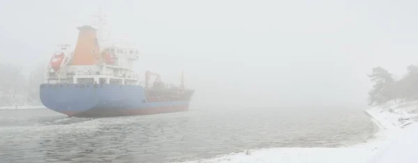 Frozen River Large Cargo Ship Snow Thick Fog Concept Winter — Fotografia de Stock