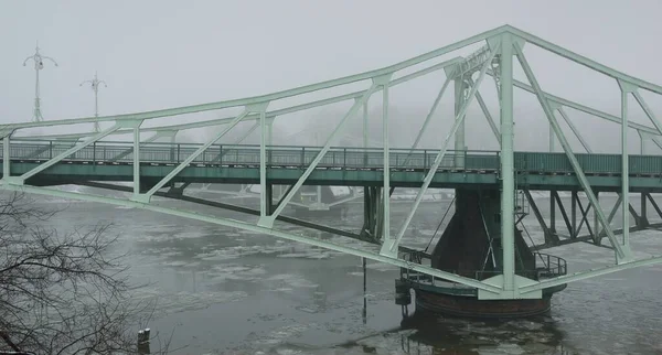 Gefrorener Fluss Schwingbrücke Schnee Dichter Nebel Konzept Winter Urbane Landschaft — Stockfoto