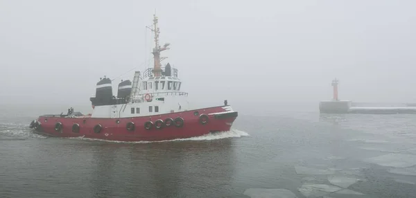 Tug Boat Thick Fog Baltic Sea Winter Seascape Freight Transportation — Foto Stock