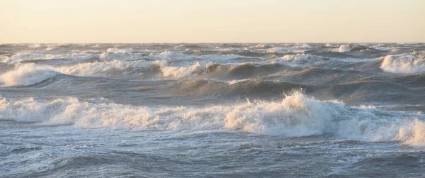 Oostzee Bij Zonsondergang Zacht Gouden Zonlicht Gloeiende Lucht Golven Idyllische — Stockfoto