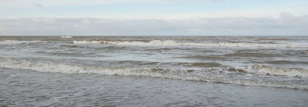 Panoramisch Uitzicht Oostzee Vanaf Een Zandstrand Zandduinen Dramatische Hemel Met — Stockfoto