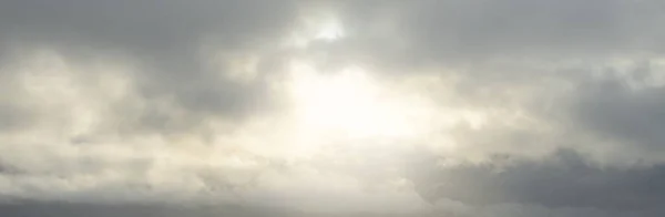 観賞用の雲 嵐の後の劇的な空 雲のように 太陽の光だ パノラマ画像 テクスチャ グラフィックリソース デザイン コピースペース 平和の概念 — ストック写真