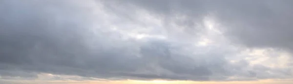 Díszfelhők Drámai Égbolt Vihar Után Felhőtáj Puha Napfény Panoráma Kép — Stock Fotó