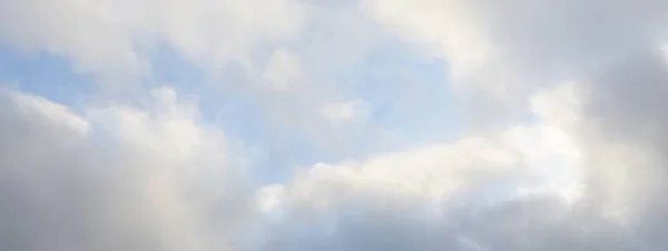 観賞用の雲 嵐の後の劇的な空 雲のように 太陽の光だ パノラマ画像 テクスチャ グラフィックリソース デザイン コピースペース 平和の概念 — ストック写真