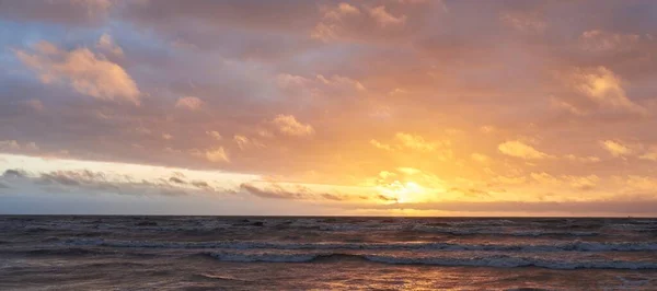 日落时分 波罗的海在风暴之后 戏剧化的天空 闪耀的云彩 狡猾的金色阳光 飞溅的水 风景如画的全景 — 图库照片